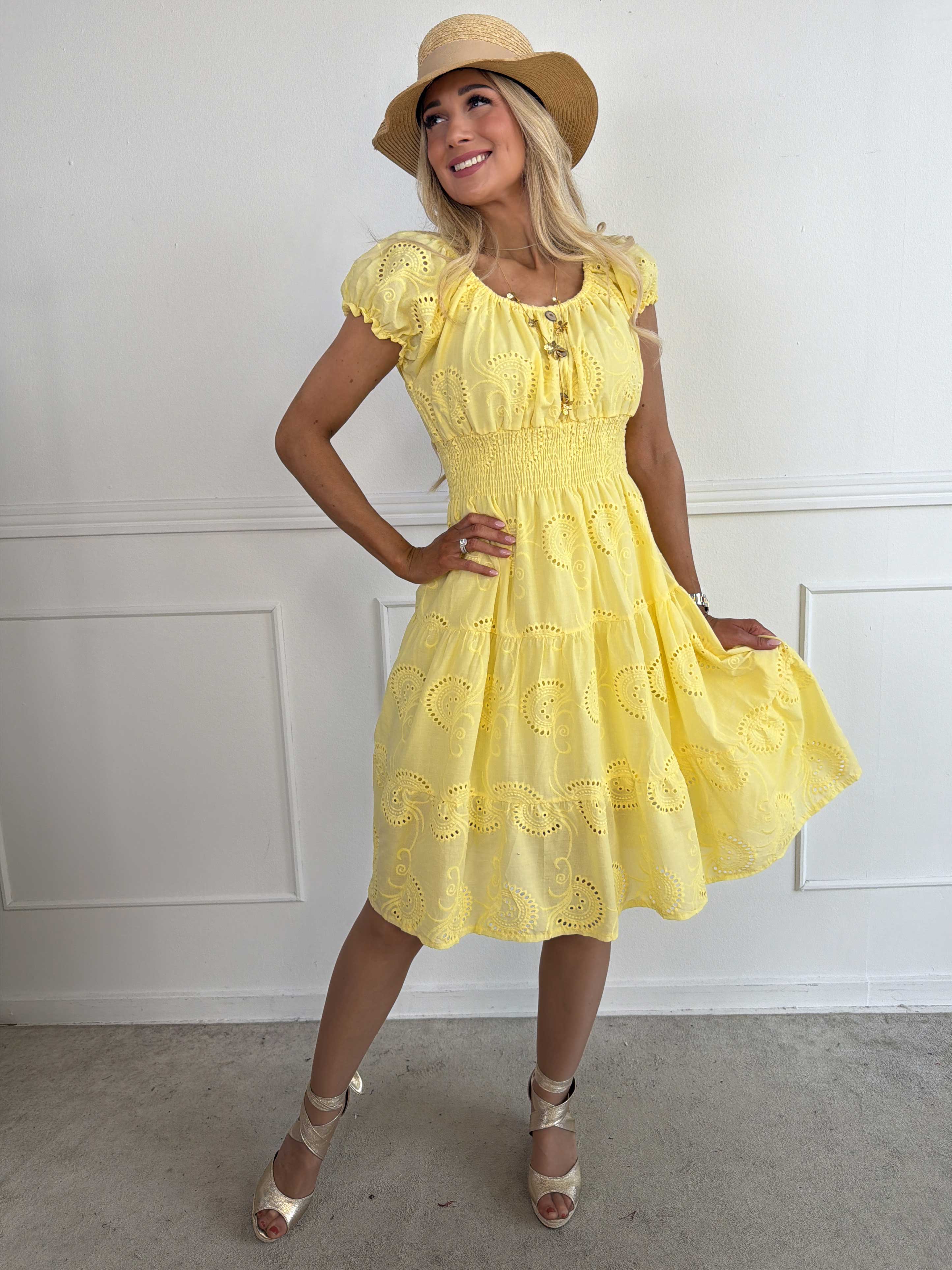 Aleia Broderie - Kort viskosekjole med smock i broderie anglaise